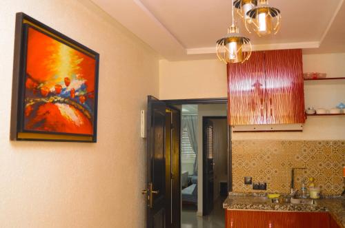 a bathroom with a painting hanging on the wall at Hay mohammadi Agadir Bayti in Zemmour Touirza