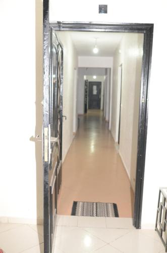 a hallway with a door leading into a room at Hay mohammadi Agadir Bayti in Zemmour Touirza