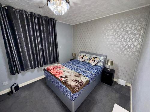 Ένα ή περισσότερα κρεβάτια σε δωμάτιο στο Likewise Modern Two bedrooms Home for 4 in Glasgow Area