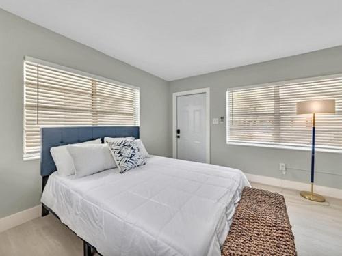 En eller flere senge i et værelse på Dania Beach Getaway 2 Studios for 6 Guests