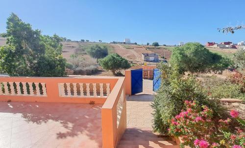 un banc en bois installé au-dessus d'une terrasse dans l'établissement Riad Diaz Taghazout, à Ikouzza