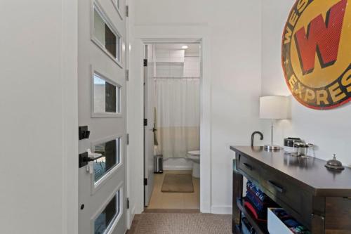 Kuchyň nebo kuchyňský kout v ubytování The Rooftop - Columbia City Retreat - Free Parking & EV Point