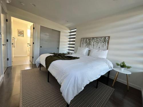 Postel nebo postele na pokoji v ubytování The Rooftop - Columbia City Retreat - Free Parking & EV Point