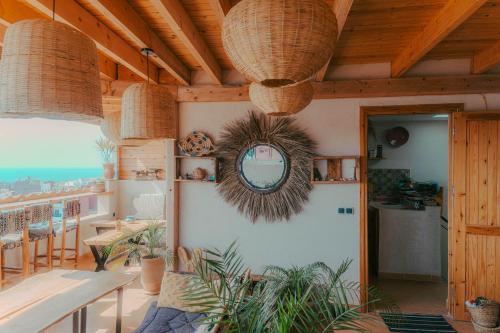 イムスワンにあるPalmsurfmoroccoのテーブルとダイニングルームのあるリビングルーム