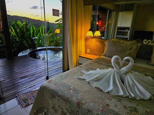 ein Bett mit einem Brautkleid darauf in einem Zimmer in der Unterkunft Villas do Pratagy in Maceió
