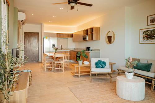 a living room and kitchen with a table and chairs at Yucalpeten Resort Marina - Dpto de 2 Recámaras en Progreso - Lujo Frente a la Playa & Amenidades Top in Progreso