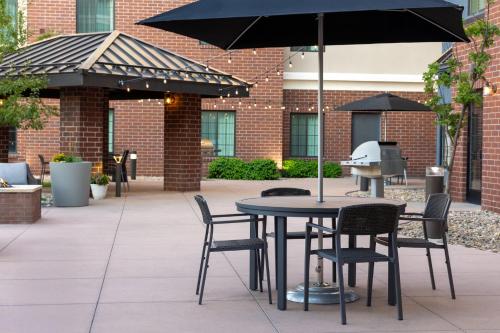 Ein Patio oder anderer Außenbereich in der Unterkunft Staybridge Suites Denver - Central Park by IHG