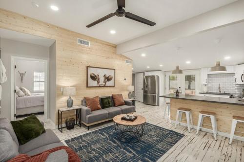 Dapur atau dapur kecil di Glenwillow home - minutes from Cardinals Stadium!