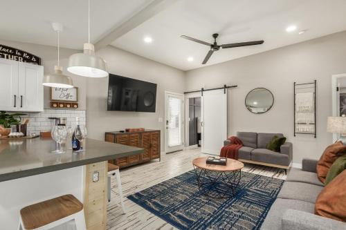 Televisyen dan/atau pusat hiburan di Glenwillow home - minutes from Cardinals Stadium!