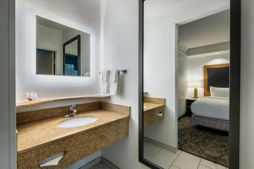 Ένα ή περισσότερα κρεβάτια σε δωμάτιο στο SpringHill Suites by Marriott Charleston North