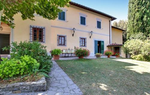 an exterior view of a house with a yard at Pet Friendly Home In Figline Valdarno in Lucolena in Chianti