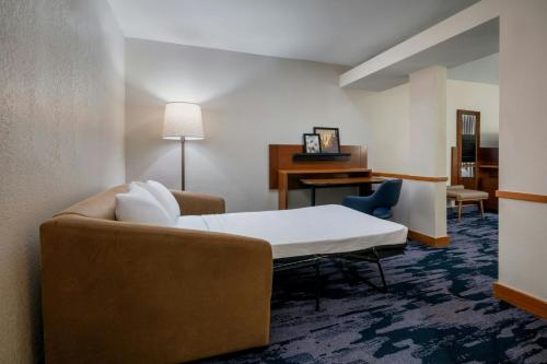 Μια τηλεόραση ή/και κέντρο ψυχαγωγίας στο Fairfield Inn & Suites by Marriott Aiken