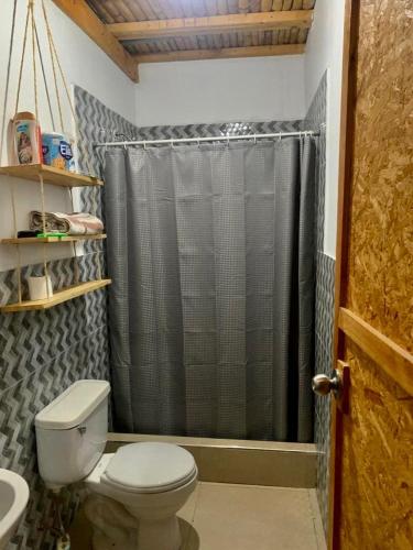 Bilik mandi di Residencia en Huacho con piscina