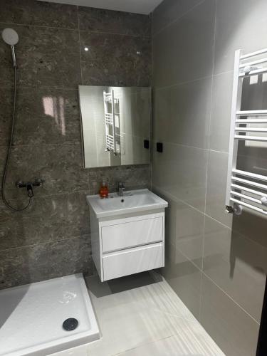 a bathroom with a sink and a mirror at Palmier d'or in Tunis