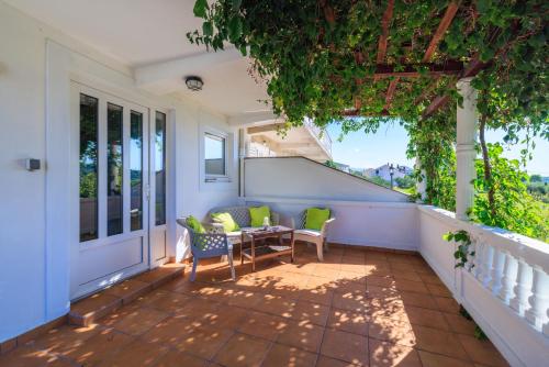 a patio with a table and chairs on a balcony at Apartment Pavilion in Kampor