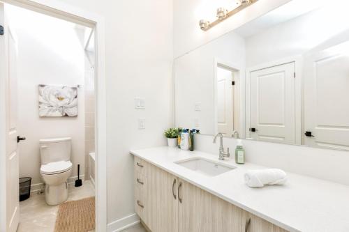 ein weißes Badezimmer mit Waschbecken und Toilette in der Unterkunft Birch n Blanket BBQ Fire Pit Pingpong BigConnect4 in Dwight
