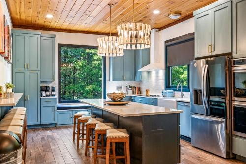 Nhà bếp/bếp nhỏ tại The Treasure Of Tennessee View 2 Hot Tubs Pool