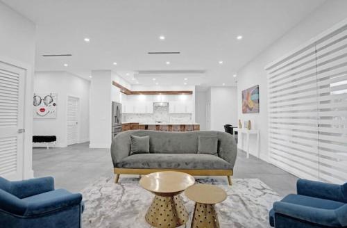 Et opholdsområde på New Construction Villa HotTub Heated Pool Gameroom