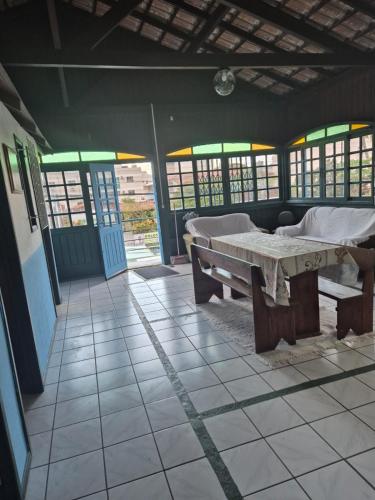 une chambre avec deux lits et une chambre avec fenêtres dans l'établissement Pousada Top Mix, à Florianópolis