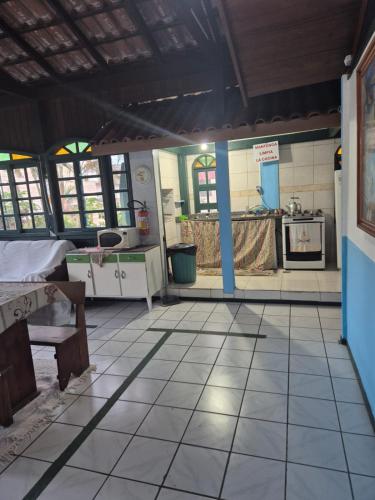 une chambre avec une cuisine et une chambre avec une table dans l'établissement Pousada Top Mix, à Florianópolis