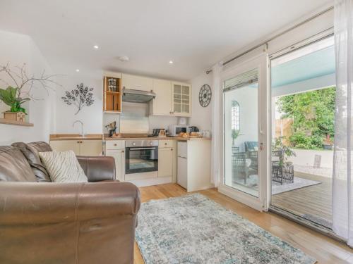 Η κουζίνα ή μικρή κουζίνα στο 1 bed property in Crackington Haven 53410