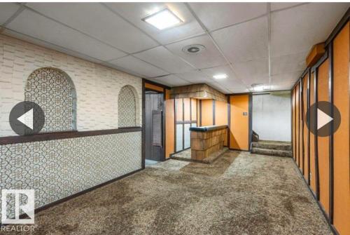 ein leerer Raum mit einem Flur mit einem Raum mit einer Wand in der Unterkunft West end in Edmonton
