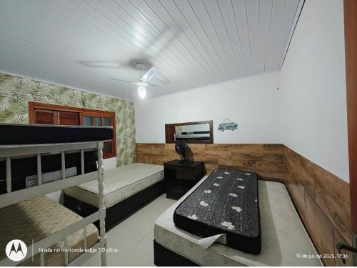 a bedroom with two bunk beds and a ceiling at Casa ,piscina há 100 metros do mar ,24 pessoas in Capão da Canoa