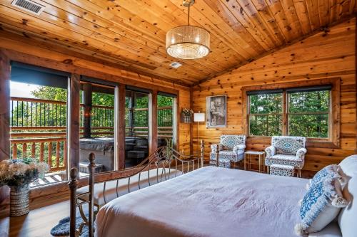 Giường trong phòng chung tại The Treasure Of Tennessee View 2 Hot Tubs Pool