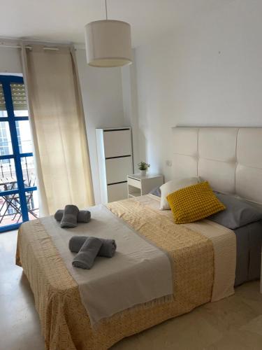 a bedroom with two towels on a bed at Capitán - 2 habitaciones centro de Fuengirola in Fuengirola