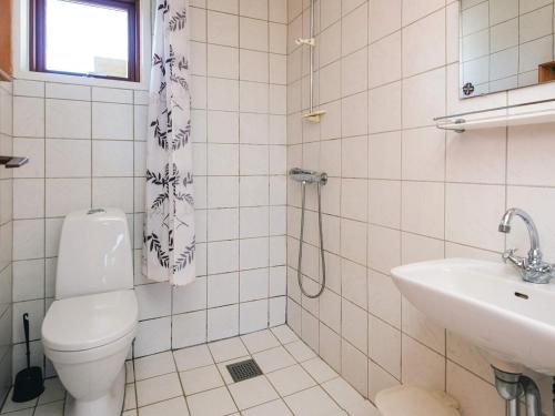 Ένα μπάνιο στο 4 person holiday home in Rømø-By Traum