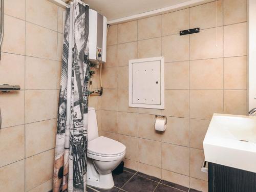 Koupelna v ubytování 4 person holiday home in Farsø-By Traum