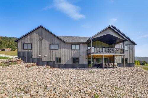 a large house with a gambrel roof at 4 Mi to Dtwn Sturgis Cabin with Hot Tub and Game Room in Crook City
