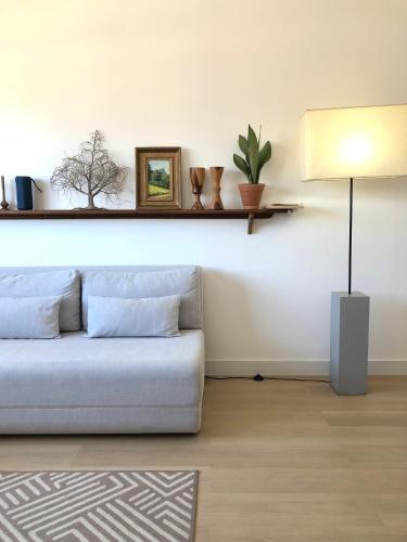 a living room with a couch and a lamp at apartamento confort in Balneário Camboriú