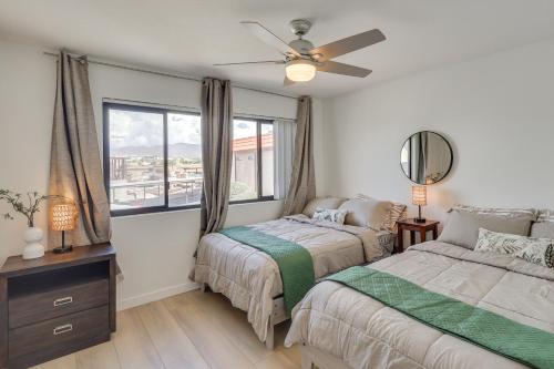 een slaapkamer met twee bedden en een plafondventilator bij Less Than 2 Mi to London Bridge Chic Condo with Pool Access in Lake Havasu City