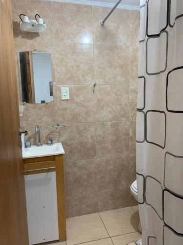 un baño con lavabo y ducha en Las Peñas, en La Rioja