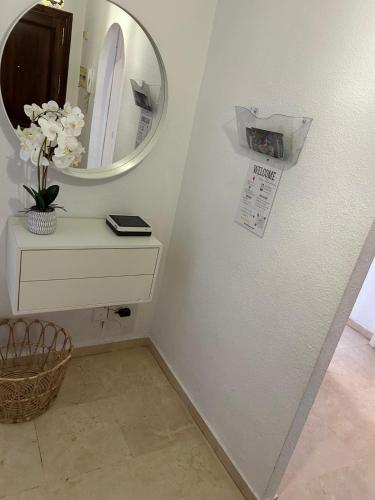a bathroom with a mirror and a white dresser at Capitán - 2 habitaciones centro de Fuengirola in Fuengirola