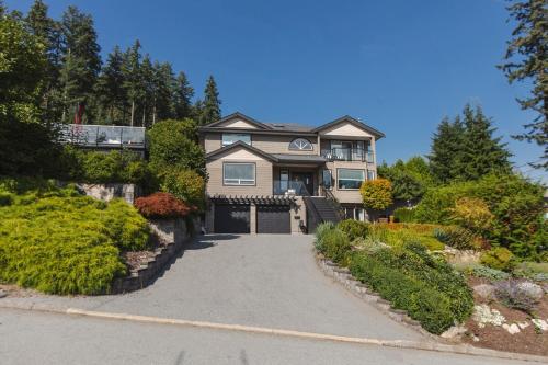 ノースバンクーバーにあるModern Lynn Valley Retreat with Mountain and City Viewsの大家