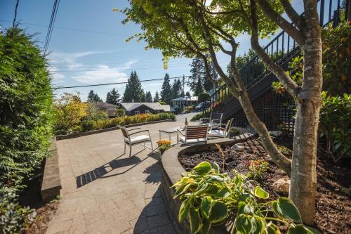 Modern Lynn Valley Retreat with Mountain and City Viewsにある庭