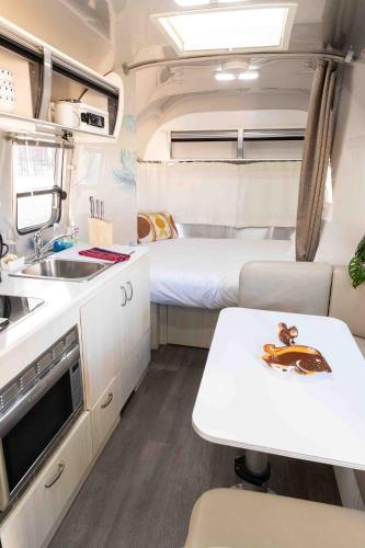 Η κουζίνα ή μικρή κουζίνα στο Desert Dream Airstream