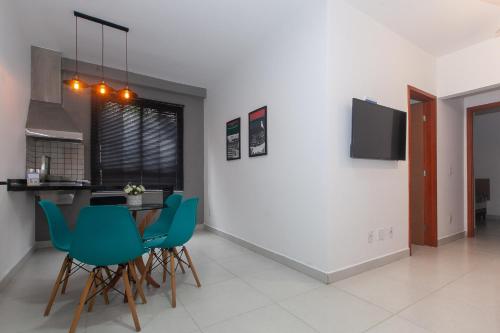 una cucina e una sala da pranzo con tavolo e sedie di Home Resort Palmeiras II - proximo Praia Grande a Ubatuba