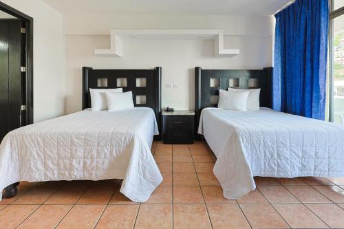 Katil atau katil-katil dalam bilik di Hotel Delfín Vista Pier Beach Front