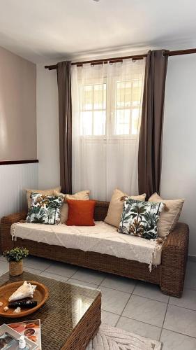 Ein Sitzbereich in der Unterkunft Charmant logement avec spa/petit-déjeuner inclus.