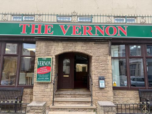 ein Schild mit der Aufschrift „Verron“ an einem Gebäude in der Unterkunft VERNON Hotel in Blackpool