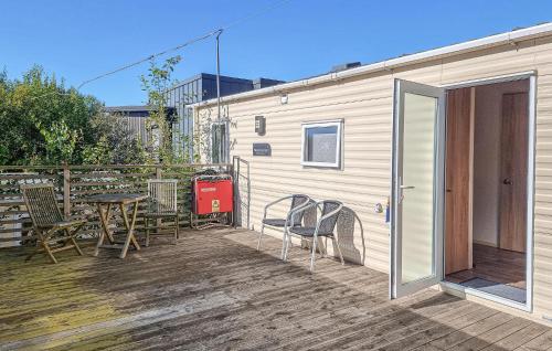 una terraza con sillas, una mesa y un edificio en 2 Bedroom Lovely Home In Göteborgs, en Gotemburgo