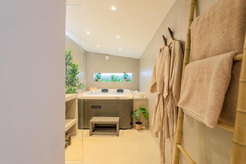 a bathroom with a sink and a bath tub at Bali Lodge - Evasion balinaise - Jaccuzzi - Sauna in Lens