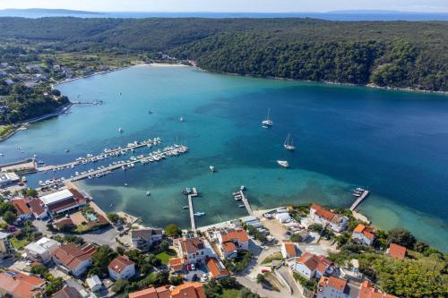 una vista aerea di un porto con barche in acqua di Apartments with parking space Kampor, Rab - 4984 a Rab
