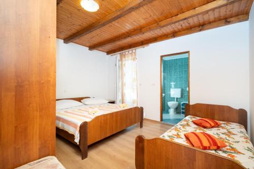 Ένα ή περισσότερα κρεβάτια σε δωμάτιο στο Apartment Kampor 5014b