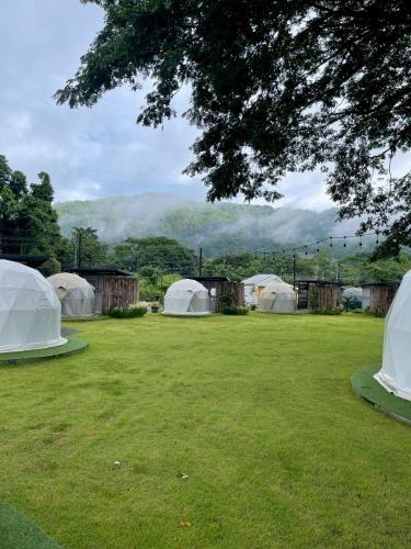 Landskap semula jadi dekat dengan perkhemahan mewah
