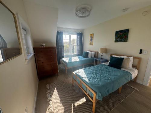 una camera con letto e cassettiera di Acadia Horizon Cottage a Southwest Harbor