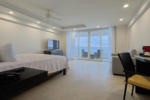 Televisyen dan/atau pusat hiburan di Hotel Delfín Vista Pier Beach Front